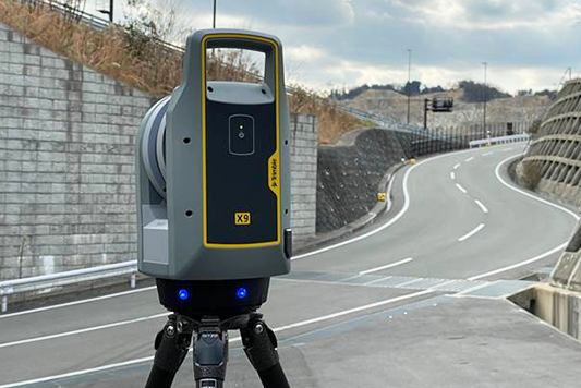 Trimble X9 3D 激光掃描儀立在道路上.png